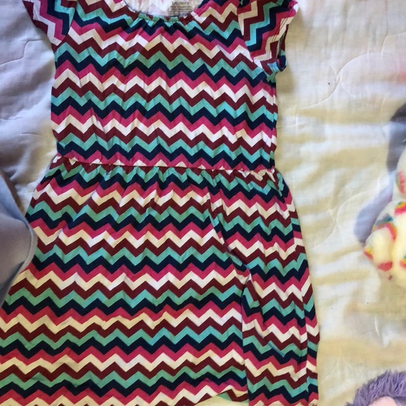 A casual dress that hasn’t been worn - Picture 2 of 3